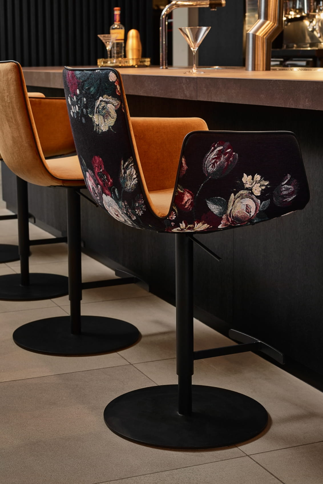 Hochwertig bezogene Designstühle in einem modernen Interior als Beispiel für die textile Expertise und Qualität von Die Stoffmacher aus Baden-Württemberg in Zusammenarbeit mit europäischen Manufakturen.